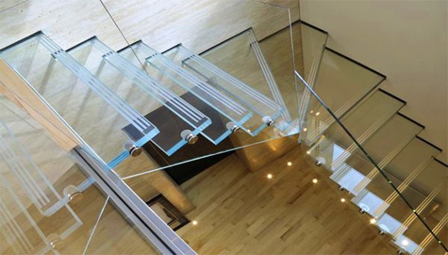 Pavimenti e scale in vetro